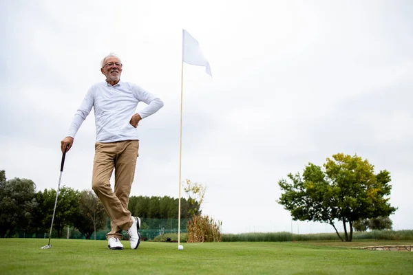 Golf sahasında golf oynayan ve açık havada eğlenen aktif bir son sınıf öğrencisinin portresi..
