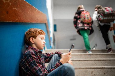 Okul çocukları ve sosyal ağlar - konsept. Öğrenci sosyal ağındaki beğeni sayısını kontrol ediyor.