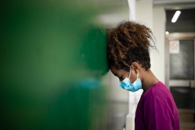 Yeni normalliğe ayak uyduruyorum. Sınıfta maskeli kız öğrenci..