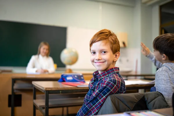 Πορτρέτο Του Χαμογελαστού Καυκάσιου Μαθητή Που Κάθεται Στην Τάξη Του — Φωτογραφία Αρχείου