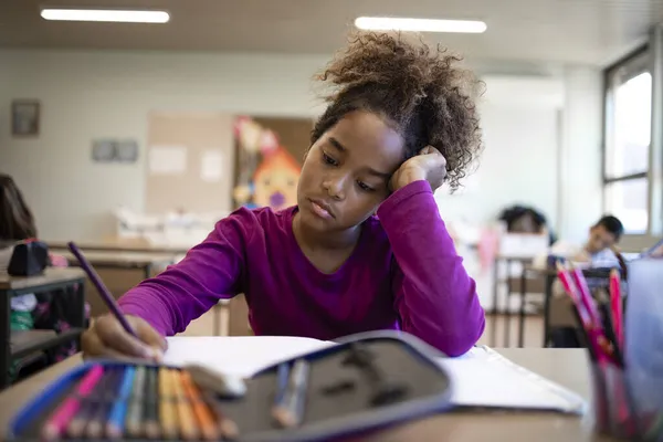 Πορτρέτο Μιας Αφρο Αμερικανίδας Μαθήτρια Που Δυσκολεύεται Λύσει Τεστ Στα — Φωτογραφία Αρχείου