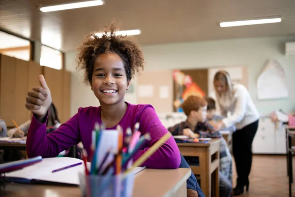 Πορτρέτο Του Χαμογελαστού Αφρο Αμερικανού Μαθητή Που Κάθεται Στην Τάξη — Φωτογραφία Αρχείου