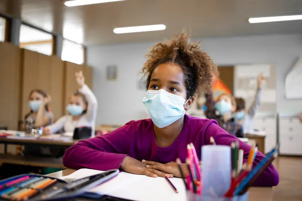 Niños Edad Escolar Usando Mascarilla Aula Durante Pandemia Virus Corona —  Fotos de Stock