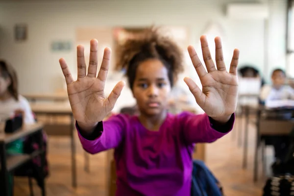 Σταματήστε Ρατσισμό Και Τις Διακρίσεις Μεταξύ Των Παιδιών Στο Σχολείο — Φωτογραφία Αρχείου
