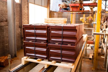 Çatı kiremitleri ve inşaat malzemeleri fabrikası üretimi. Sanayi için kaliteli çatı kiremitleri taşıyan otomatikleştirilmiş endüstriyel makine.