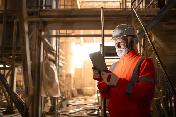 Retrato Mineiro Uniforme Segurança Hardhat Lâmpada Dentro Mina Subterrânea Verificação — Fotografia de Stock