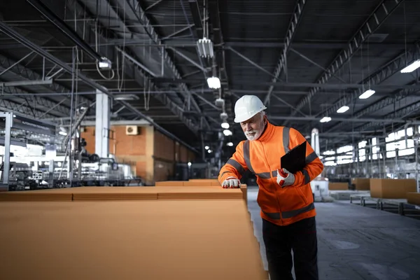 Fabrieksarbeider Controleert Kwaliteit Eindproducten Voor Vertrek Magazijn Afdeling — Stockfoto
