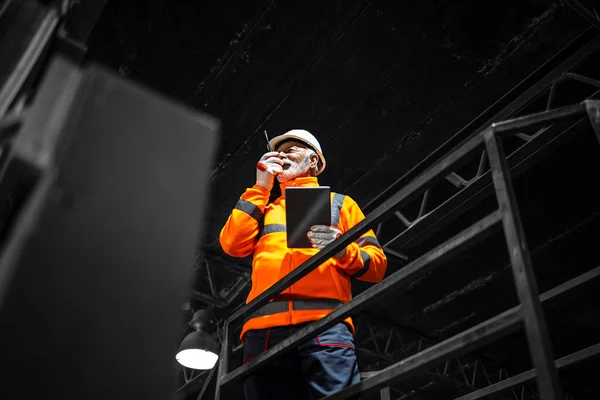 Trabalhador Industrial Com Comunicação Rádio Andando Pela Fábrica — Fotografia de Stock