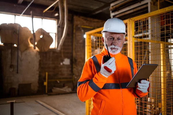 Operaio Industriale Con Comunicazione Radio Che Cammina Attraverso Fabbrica — Foto Stock