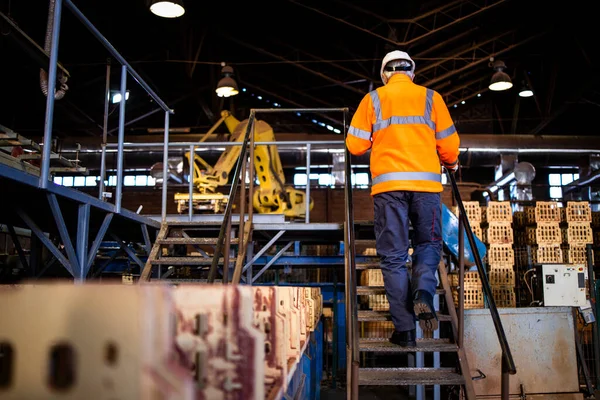Fabriksarbetare Säkerhetsutrustning Klättra Metall Trappa För Att Komma Till Industriell — Stockfoto
