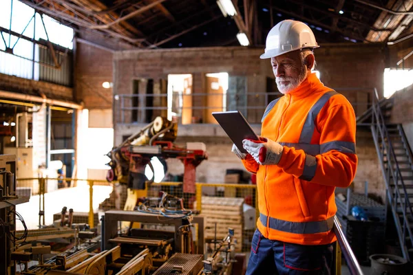 Impiegato Fabbrica Attesa Macchine Produzione Controllo Dei Risultati Fabbricazione Tablet — Foto Stock