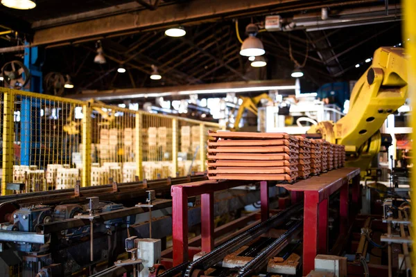 Fabriek Productie Van Dakpannen Bouwmaterialen Geautomatiseerde Industriële Machine Voor Het — Stockfoto