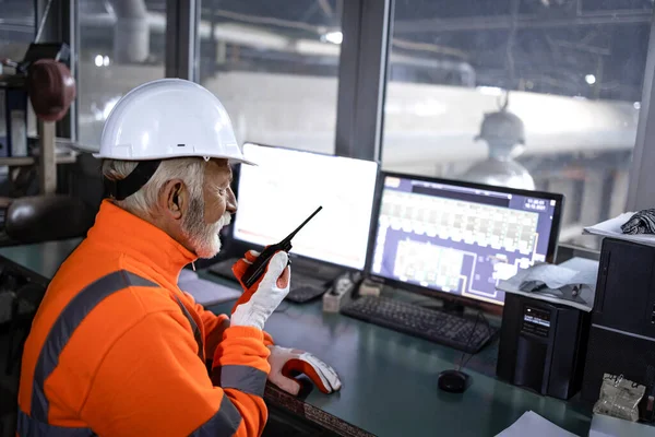 Trabalhador Fábrica Máquinas Industriais Monitoramento Equipamentos Segurança Produção Remotamente Sala — Fotografia de Stock