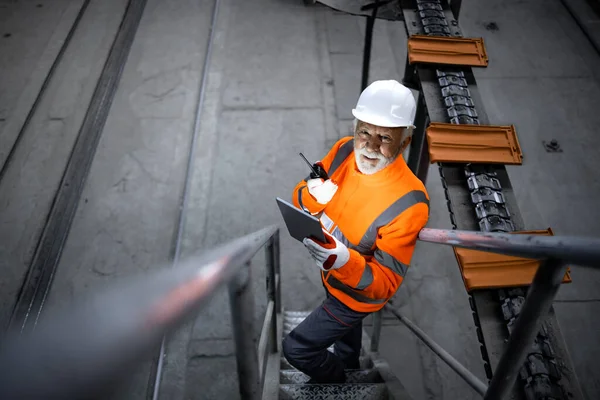 Trabalhador Engenheiro Industrial Vestindo Uniforme Segurança Hardhat Escada Metal Fábrica — Fotografia de Stock