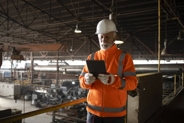 Trabalhador Engenheiro Industrial Vestindo Uniforme Segurança Hardhat Verificando Produção Computador — Fotografia de Stock