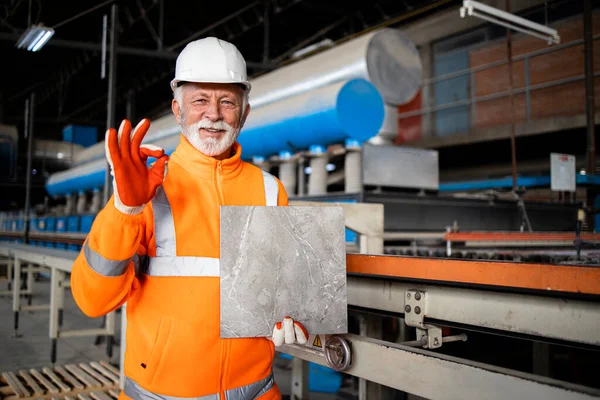 Exitosa Producción Baldosas Cerámicas Trabajador Fábrica Que Sostiene Producto —  Fotos de Stock