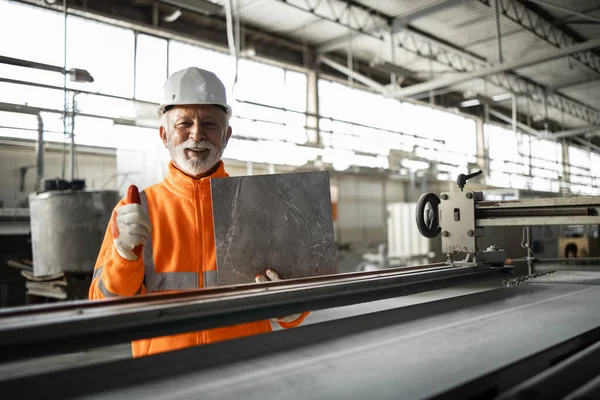 Framgångsrik Produktion Keramiska Plattor Och Fabriksarbetare Kontrollera Kvalitet Färg Och — Stockfoto