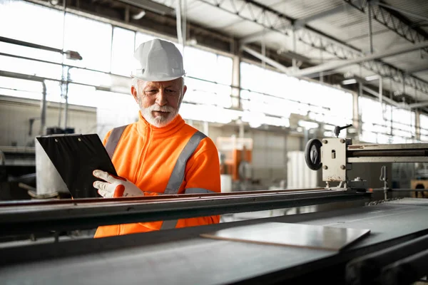 Operaio Che Prende Appunti Controlla Produzione Piastrelle Ceramica Nastro Trasportatore — Foto Stock