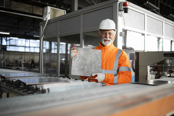 Fabricación Baldosas Cerámicas Trabajador Fábrica Pie Por Máquina Celebración Del —  Fotos de Stock