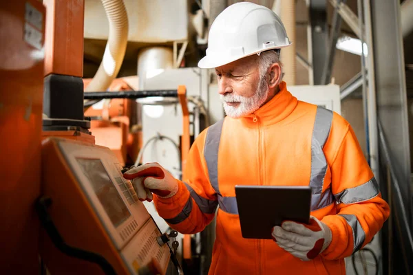 Ritratto Ingegnere Industriale Esperto Operaio Fabbrica Anziano Che Gestisce Una — Foto Stock