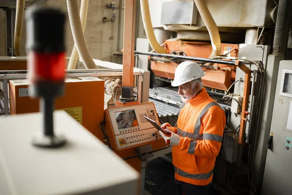 Hoge Hoek Uitzicht Van Fabrieksarbeider Die Industriële Productiemachine — Stockfoto