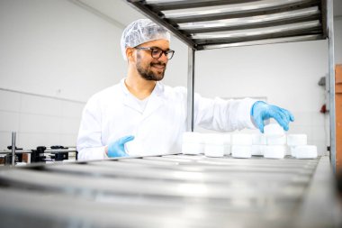 Sağlık hizmetleri krem ürünleri ile kozmetik fabrikasında çalışan ilaç işçisi teknoloji uzmanı..