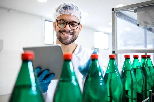 Trabajador Tecnológico Experimentado Bata Blanca Laboratorio Red Para Cabello Que —  Fotos de Stock