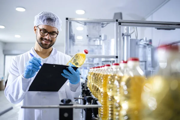 Livsmedelsfabriksarbetare Som Inspekterar Produktkvaliteten Och Kontrollerar Produktionen Raffinerad Olja Flaska — Stockfoto
