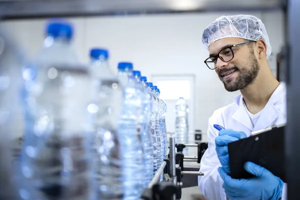 Kontroll Produktionen Dricksvatten Buteljeringsfabriken — Stockfoto