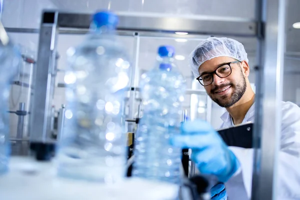 Teknolog Som Arbetar Buteljeringsfabrik Med Kvalitetskontroll Dricksvatten Före Distribution Bakgrunden — Stockfoto