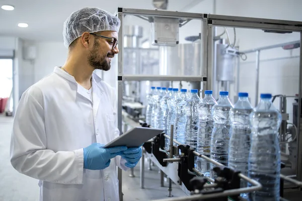 Teknolog Steril Uniform Och Hårnät Kontrollerar Produktionen Vatten Buteljeringsfabriken — Stockfoto