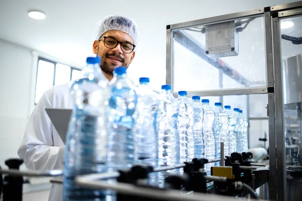 装瓶厂非碳化水的纯度与质量控制研究 — 图库照片