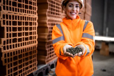 İnşaat endüstrisi için enerji tasarruflu kil tuğlalar yapmak için doğal malzemeler kullanılıyor..