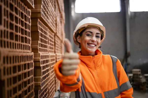 Lavoratrice Donna Attrezzature Sicurezza Tenendo Pollici Produzione Successo Mattoni Argilla — Foto Stock