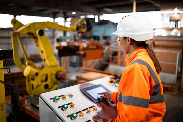 Trabalhadora Industrial Feminina Uniforme Segurança Chapéu Duro Operando Máquina Fabricação — Fotografia de Stock
