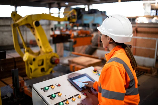 Жіночий Заводський Працівник Працює Промисловим Роботом Спостерігає Виробничим Процесом Виробничому — стокове фото