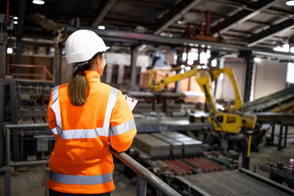 Lavoratrice Industriale Che Controlla Produzione Fabbrica — Foto Stock