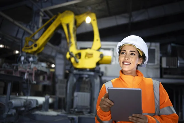 Ritratto Operaia Industriale Uniforme Sicurezza Cappello Rigido Piedi Fabbrica Mentre — Foto Stock