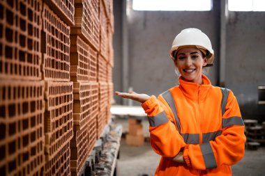 Enerji tasarrufu için doğal malzemeler ve inşaat endüstrisi için çevre dostu kil tuğlalar kullanılıyor..