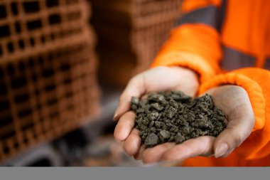 İnşaat endüstrisi için enerji tasarruflu kil tuğlalar yapmak için doğal malzemeler kullanılıyor..