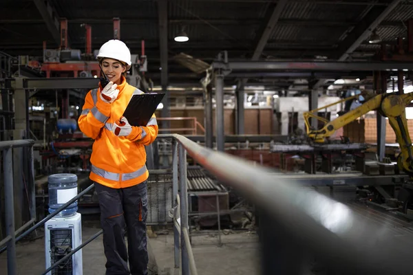 Ingegnere Industriale Piedi Attraverso Industria Pesante Fabbrica Produzione — Foto Stock