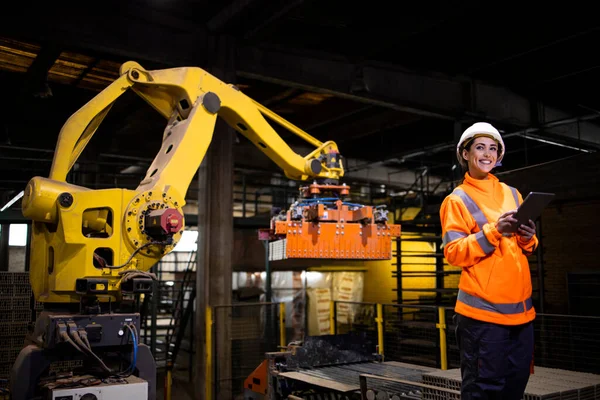 Ritratto Operaia Attrezzature Sicurezza Accanto Alla Macchina Robot Industriale Guardando — Foto Stock