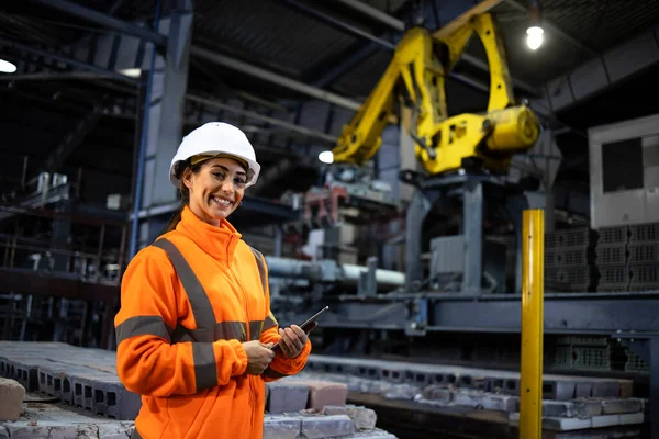 安全ベストを着用し 新製品を開発する製造工場で働く美しい女性技術者の肖像 — ストック写真
