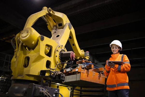 Vrouwelijke Fabrieksarbeider Veiligheidsuitrusting Stand Industriële Robot Machine Kijken Naar Het — Stockfoto