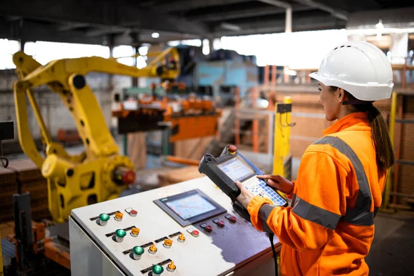 Vrouwelijke Werknemer Veiligheidsuitrusting Hardhat Controle Onderdelen Assemblage Fabriek Industriële Machines — Stockfoto