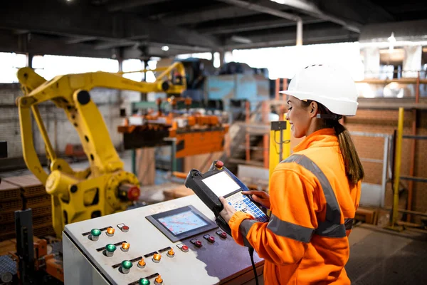 Жіночий Заводський Працівник Працює Промисловим Роботом Спостерігає Виробничим Процесом Виробничому — стокове фото