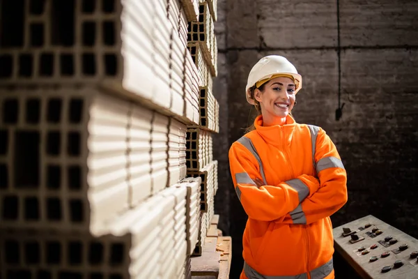 Kil tuğla fabrikasında çalışan fabrika işçilerinin portresi inşaat endüstrisi için ürünler yapıyor..