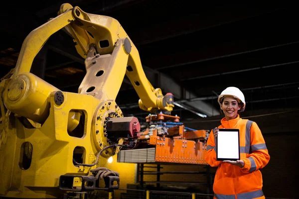 Жіночий Заводський Інженер Тримає Планшетний Комп Ютер Стоїть Промисловій Робототехнічній — стокове фото