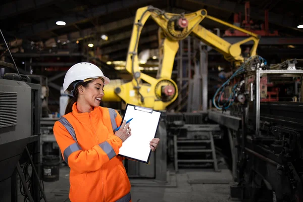 Ingegnere Fabbrica Supervisore Che Controlla Macchina Del Braccio Robotico Industriale — Foto Stock