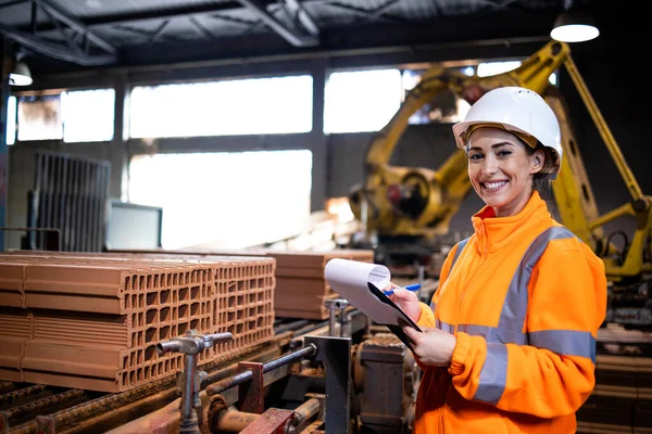 Supervisor Feminino Verificando Qualidade Dos Produtos Linha Produção Fábrica — Fotografia de Stock